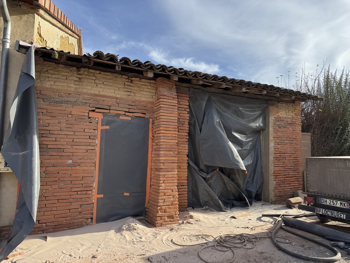 Avant / Après : Le sablage avec rejointoiement et finition grattée d'un garage à Sabonnères (31370)
