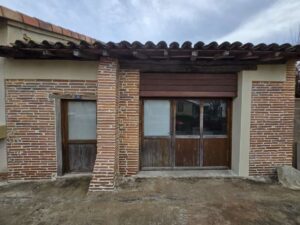 Le sablage avec rejointoiement et finition grattée d’un garage à Sabonnères (31370)